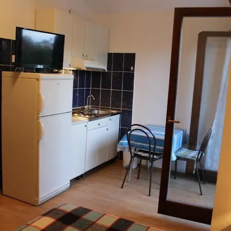 Mint - 50m From Sandy Apartment Povljana
